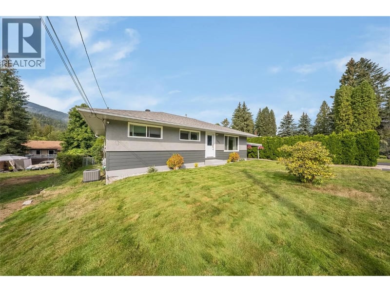 762 5th Avenue, Castlegar, British Columbia, V1N1W6, Castlegar, British Columbia — photo 1 of 5