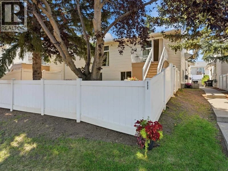 237 Sabrina Way Southwest, Calgary, Alberta, T2W4J4, Calgary, Alberta — photo 1 of 5