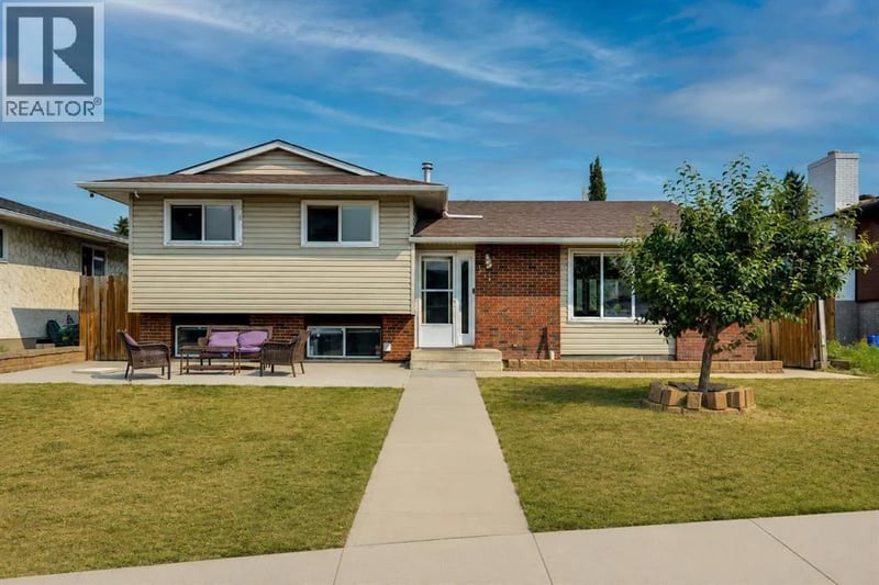 212 Pinetree Place Northeast, Calgary, Alberta, T1Y1M3, Calgary, Alberta — photo 1 of 5