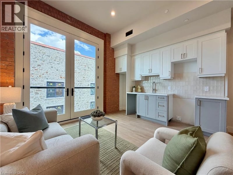 #204 56 YORK Boulevard, Hamilton, Ontario, L8R2M9, Hamilton, Ontario — photo 1 of 5