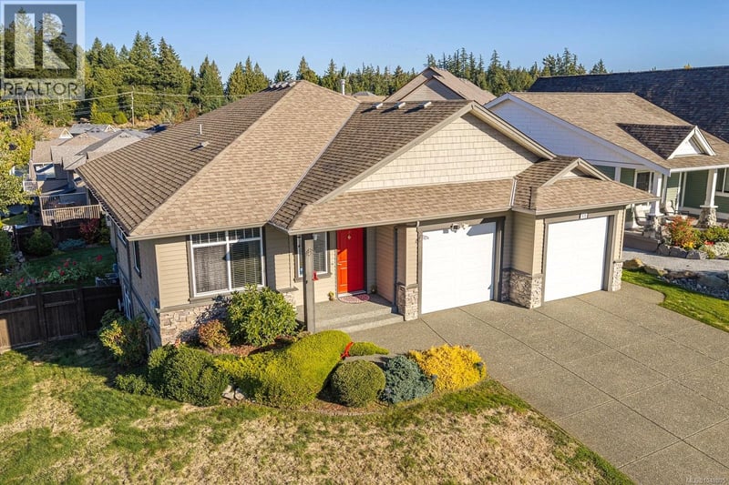 570 Spitfire Drive, Comox, British Columbia, V9M0A1, Comox, British Columbia — photo 1 of 5
