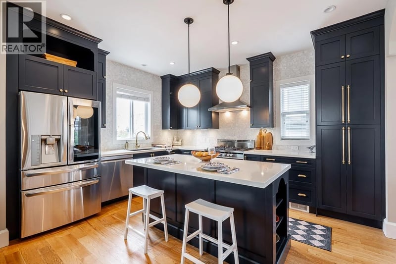 457 11TH Street, North Vancouver, British Columbia, V7L2H3, North Vancouver, British Columbia — photo 1 of 5