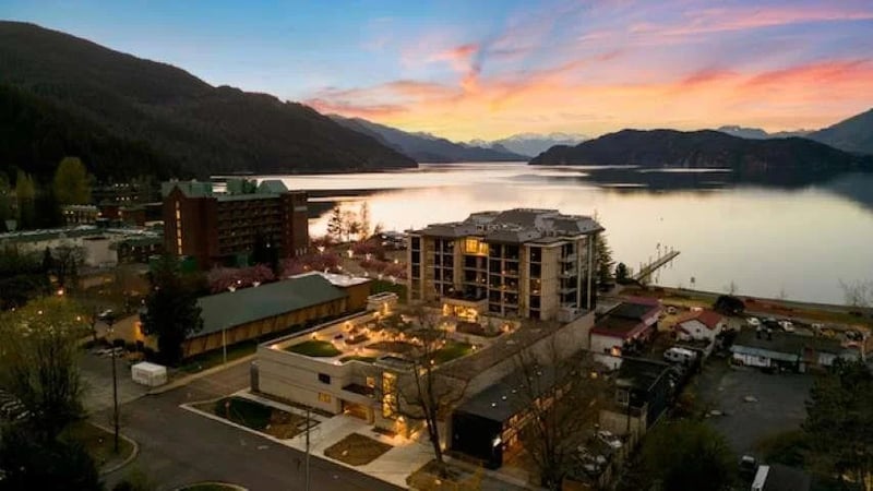 #410 120 ESPLANADE Avenue, Harrison Hot Springs, British Columbia, V0M1K0, Harrison Hot Springs, British Columbia — photo 1 of 5