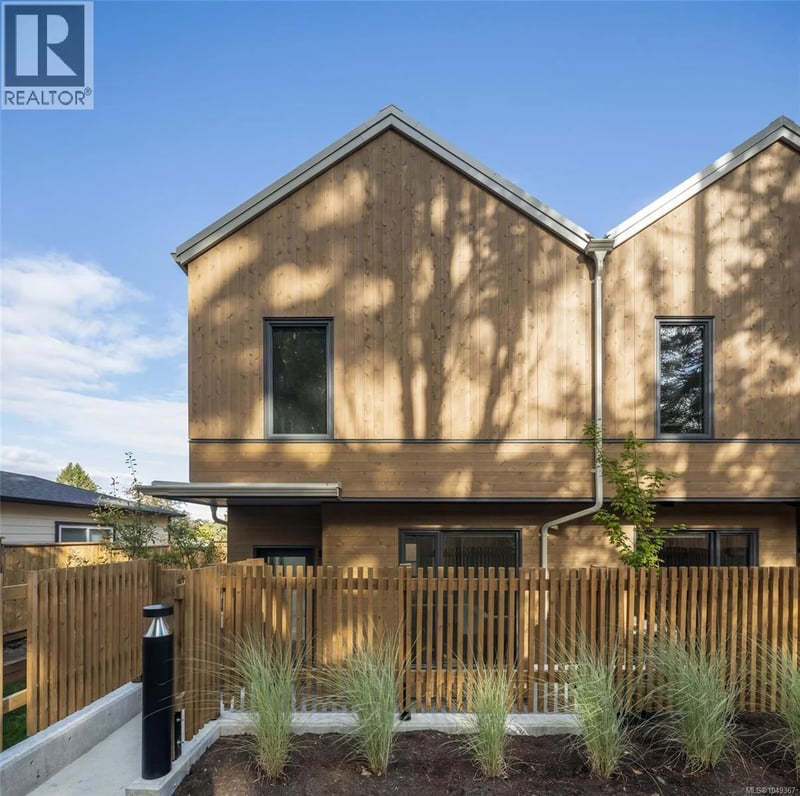 #6 1520 Louise Place, Saanich, British Columbia, V8P2T8, Saanich, British Columbia — photo 1 of 5