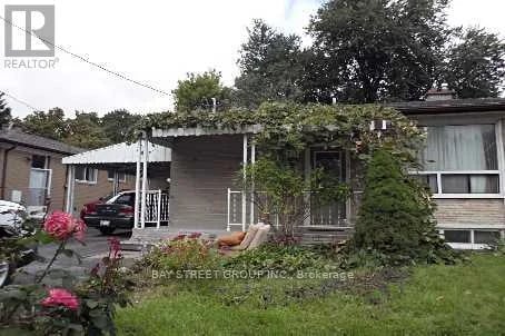#Main 211 Beechy Drive, Richmond Hill (Crosby), Ontario, L4C2X6, Richmond Hill (Crosby), Ontario — photo 1 of 5