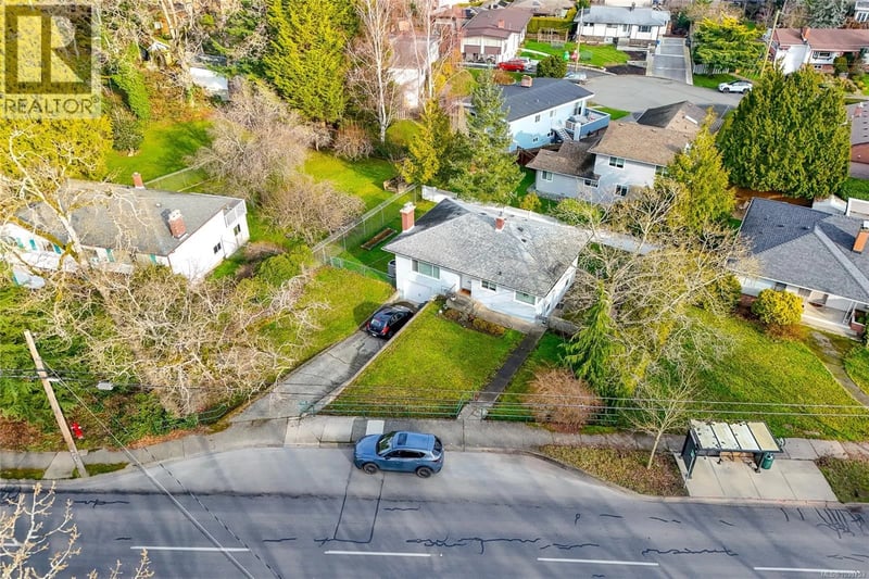 4121 Quadra Street, Saanich, British Columbia, V8X1L1, Saanich, British Columbia — photo 1 of 5