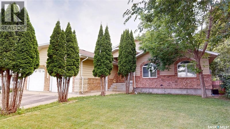 833 Peters AVENUE, Oxbow, Saskatchewan, S0C2B0, Oxbow, Saskatchewan — photo 1 of 5
