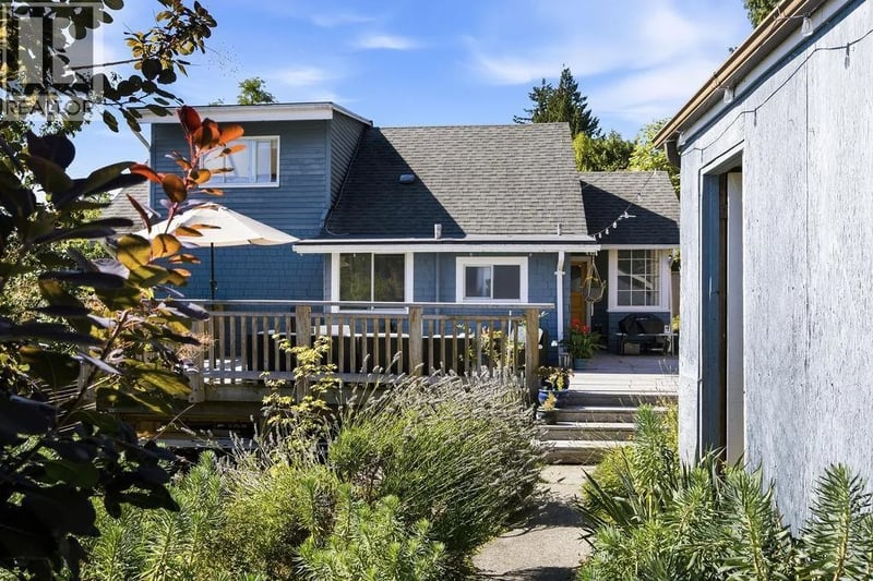 633 BEACH Avenue, Gibsons, British Columbia, V0N1V9, Gibsons, British Columbia — photo 1 of 5