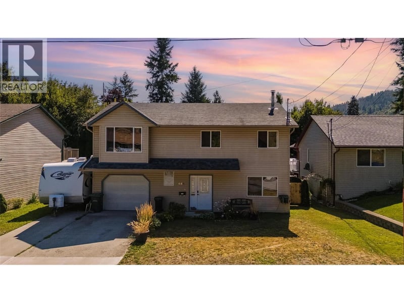 644 8th Street, Castlegar, British Columbia, V1N4X1, Castlegar, British Columbia — photo 1 of 5