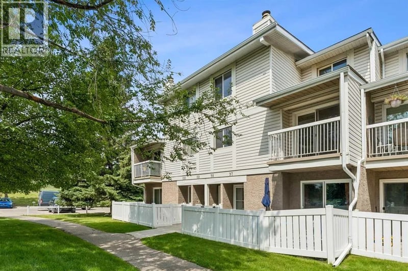 3015 51 Street Southwest, Calgary, Alberta, T3E6N5, Calgary, Alberta — photo 1 of 5