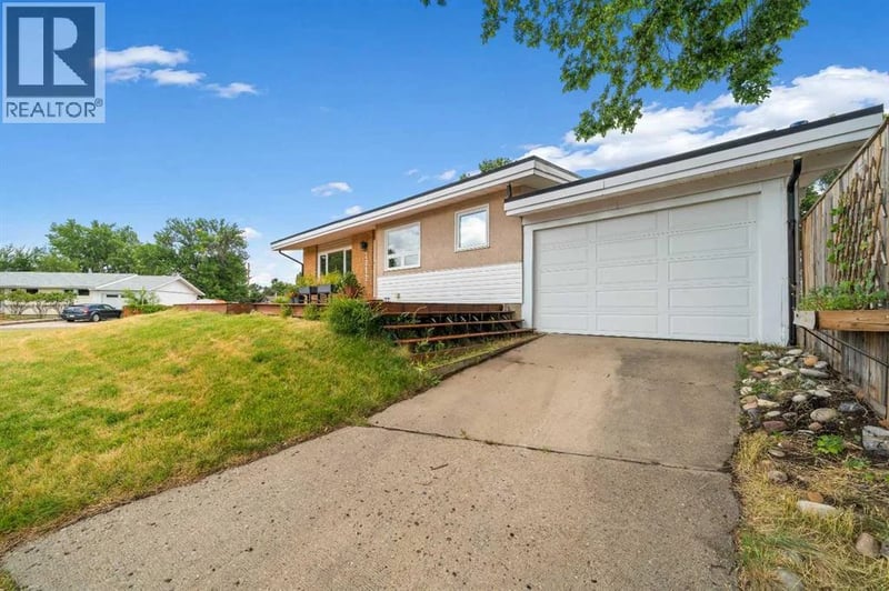 1002 13 Street Northeast, Medicine Hat, Alberta, T1A5V6, Medicine Hat, Alberta — photo 1 of 5