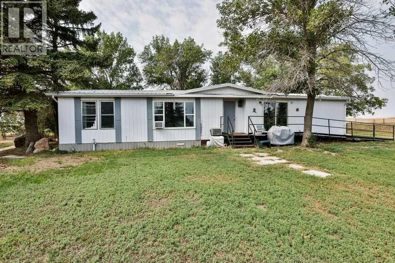 327 Centre Street, Lomond, Alberta, T0L0G0, Lomond, Alberta — photo 1 of 5
