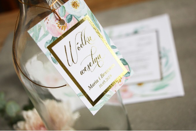 Zawieszki na butelki weselne ze złoceniem z kolekcji Flores