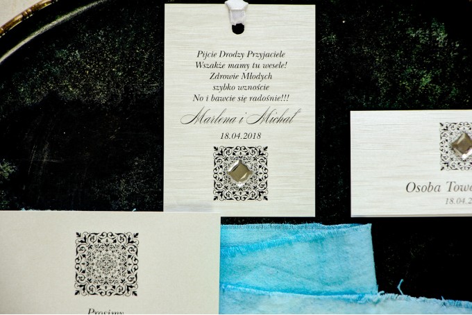 Srebrne zawieszki na butelki weselne