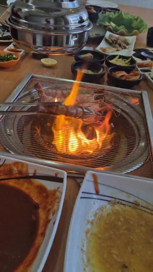 RICEHOUSE video: flames beneath shrimp on the grill