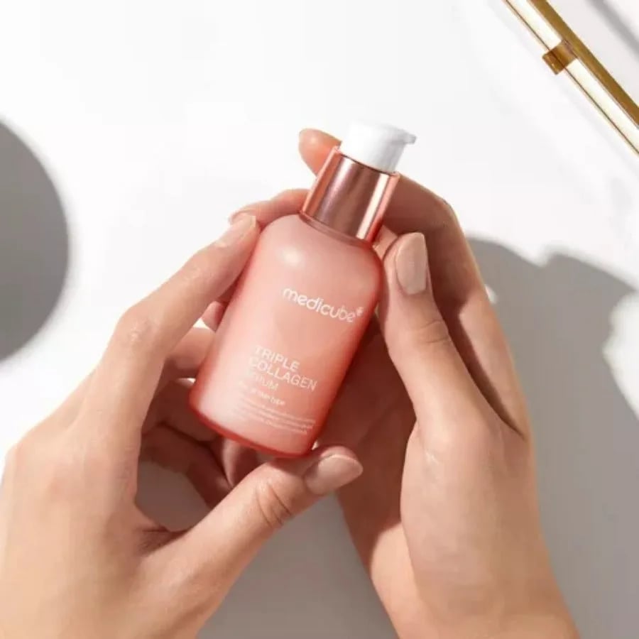 في يد بنت علبه ميديكوب سيروم الكولاجين الثلاثي 55مل Medicube Triple Collagen Serum