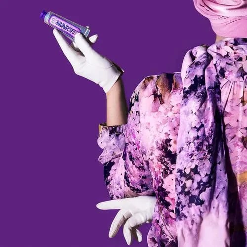 بنت في يدها معجون أسنان مارفيس بالياسمين والنعناع 25مل Marvis Jasmin Mint Toothpaste