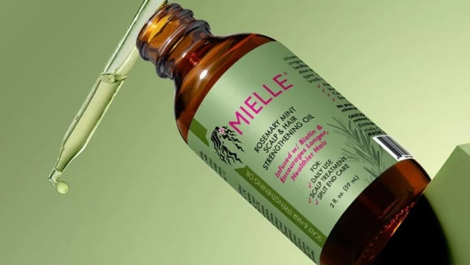 زيت ميلي بإكليل الجبل لتقوية الشعر