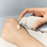 سكين 1004 واقي شمس ملون بالسنتيلا لتفتيح البشرة 50مل SKIN1004 Madagascar Centella Tone Brightening Tone-Up Sunscreen