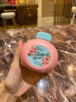 بودرة معطرة للجسم ميستين بريتي بلومز برائحة الزهور والفواكه اللذيذة 100جم Mistine Pretty Blooms Perfume Talcum