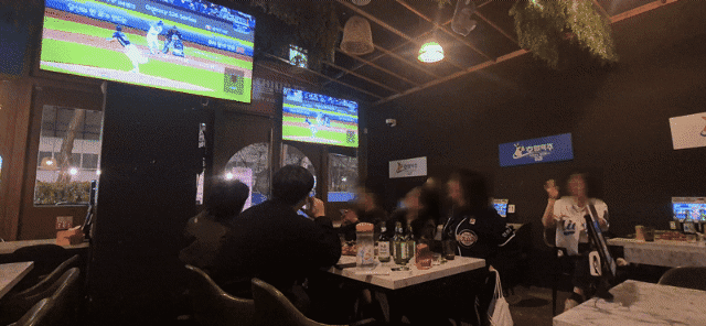 지난 2일 서울 동작구 스포츠펍에서 야구팬들이 경기를 보며 상반된 반응을 보이고 있다./임희재 기자