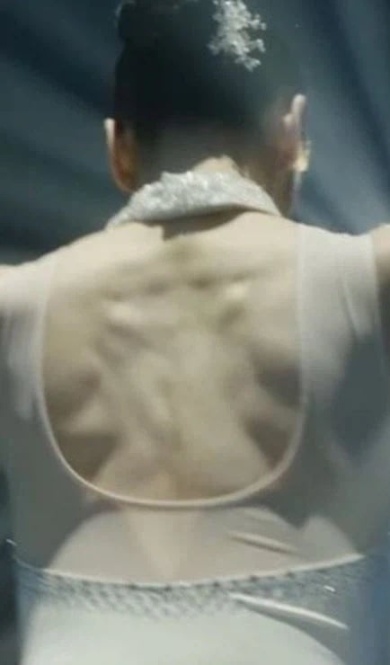 은퇴한지 오래된 김연아 선수 등근육;;_1.webp