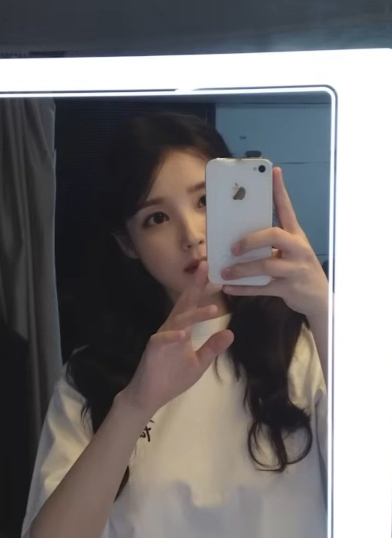 [잡담] 와 아이유 아이라인 바꾸니까 걍 19살때 얼굴나옴ㅋㅋ | 인스티즈