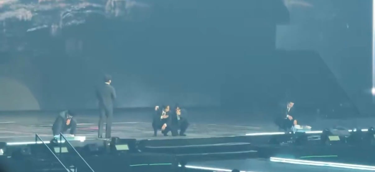 [잡담] 엑소 개웃기다 무대 끝나고 주저앉음 | 인스티즈