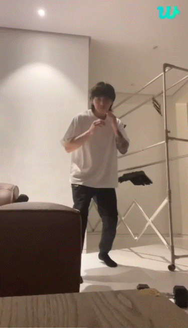 정국 신발벗은 실제 비율이라는데 진짜 작다