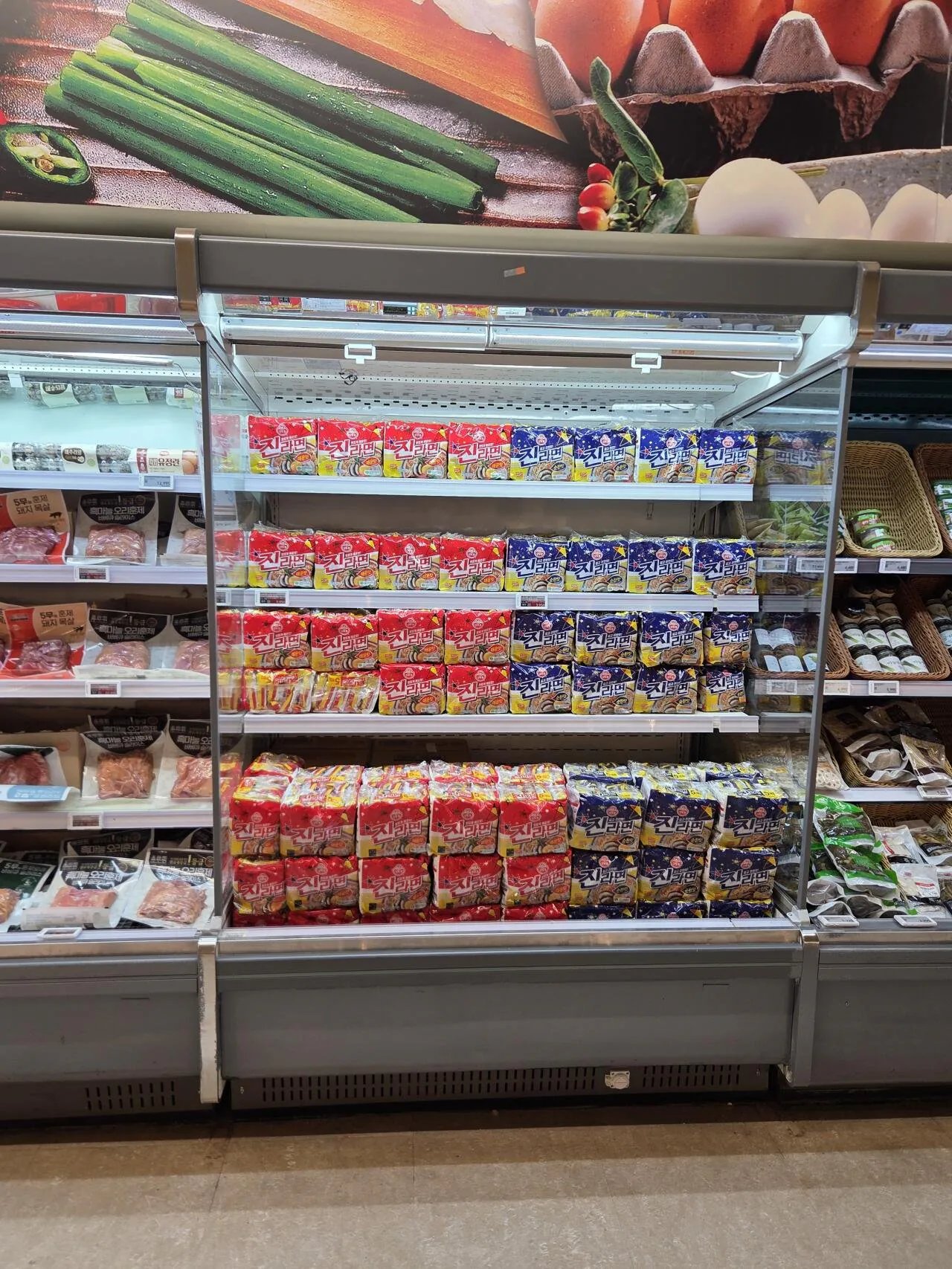 재고 물품이 부족한 홈플러스가 냉장 매대에 진열한 물품 | 인스티즈