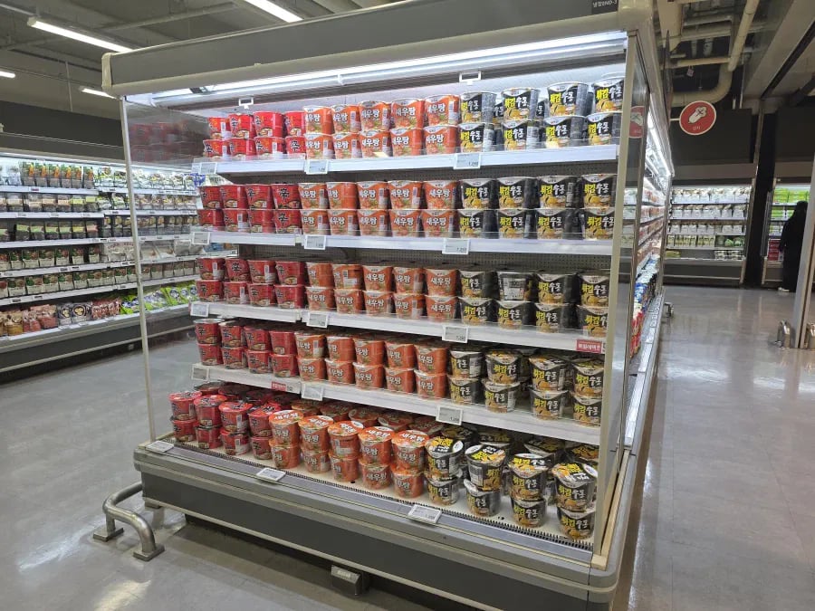 재고 물품이 부족한 홈플러스가 냉장 매대에 진열한 물품 | 인스티즈
