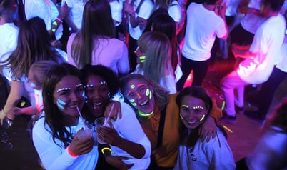 Festglade unge med UV-maling til rave