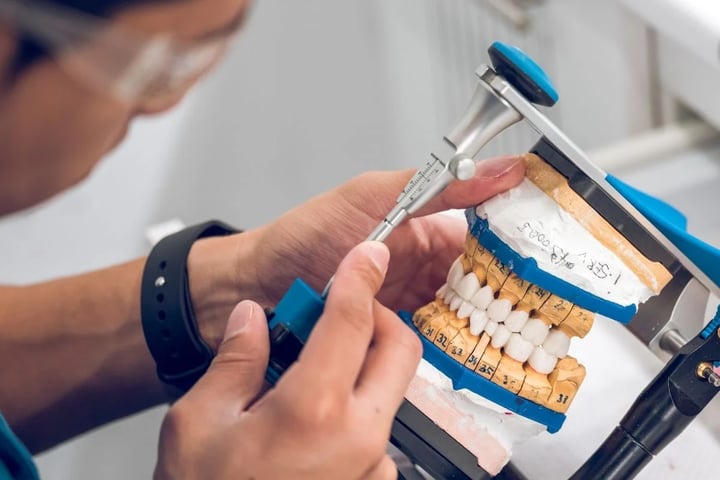 Dental prosthetic workflow on an articulator during implant restoration planning