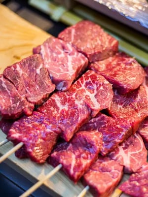 raw-beef-fresh-japanese-wagyu-tsukiji-fish-market-tokyo-japan-barbecue-street-food-117389360.webp