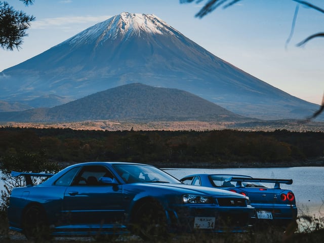 Japanskir bílar við Fuji-fjall. Margir valfrjálsir túrar í boði.