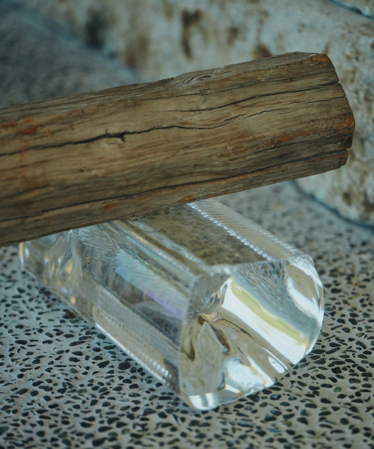 硝子と古材の展示