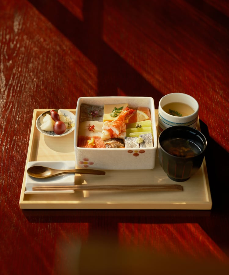 漆塗りのテーブルに並ぶ和洋折衷料理