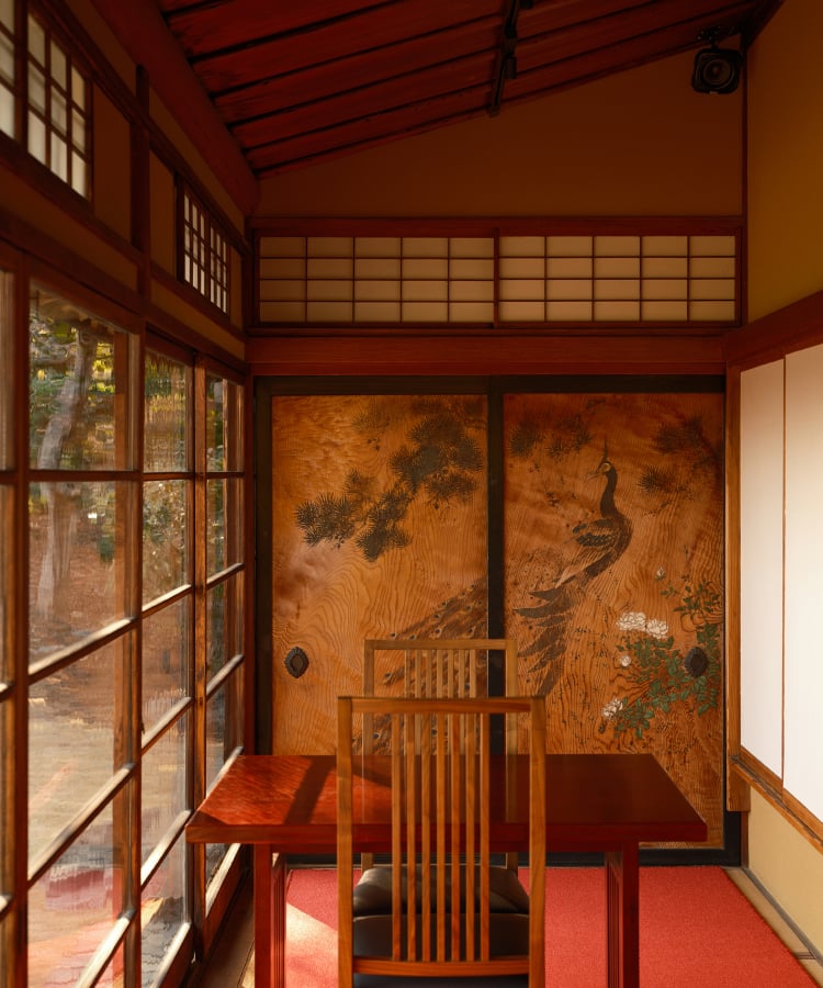 数寄屋造りの廊下と襖絵