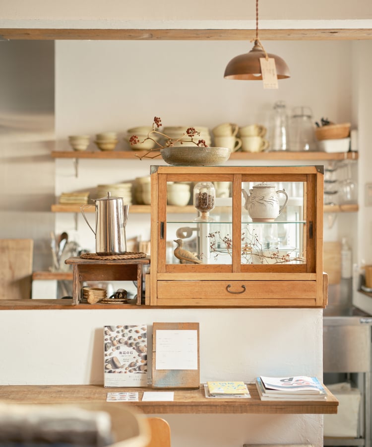 店内のガラスケースと雑貨