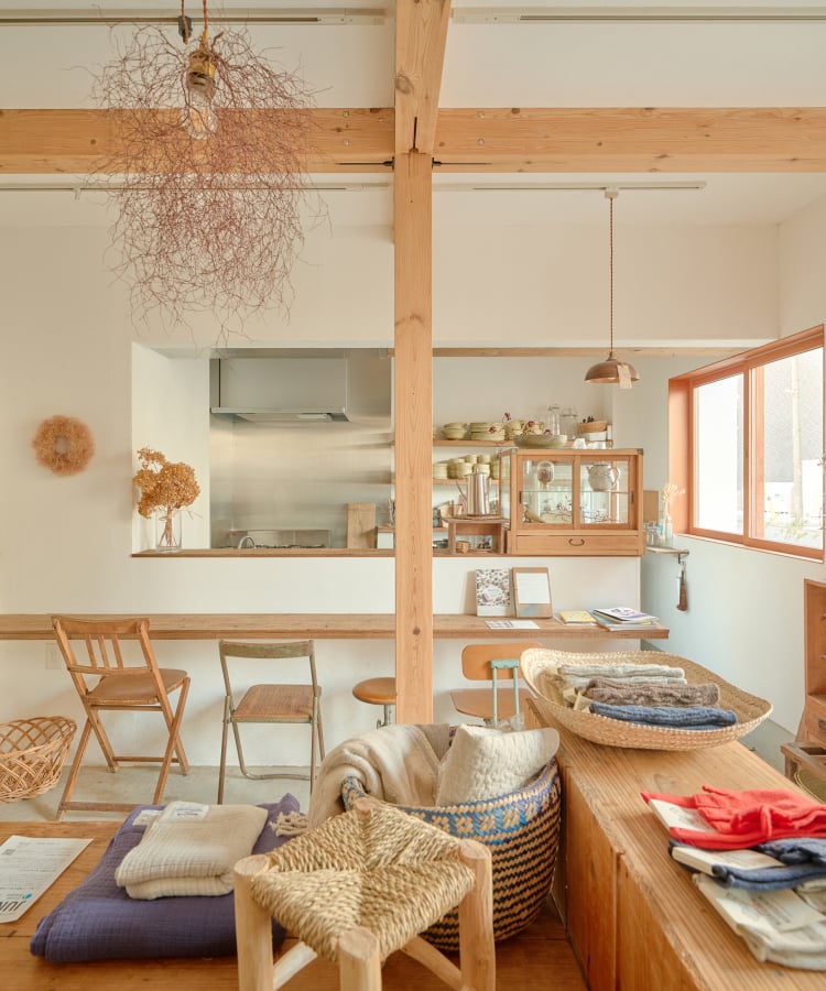 衣類や生活雑貨が並ぶ店内