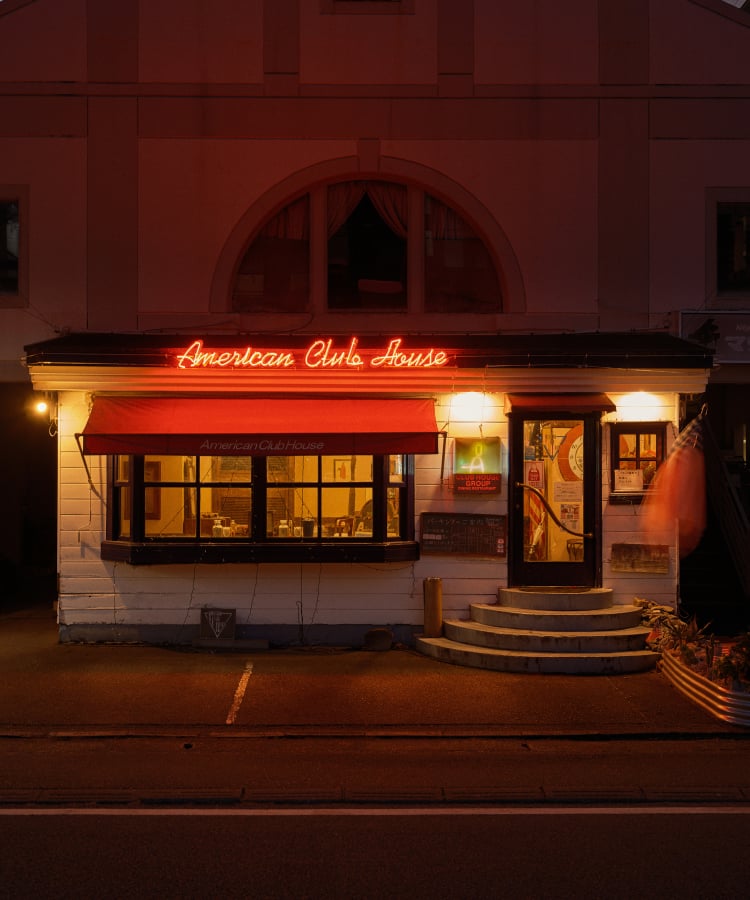 夜のアメリカンクラブハウス外観