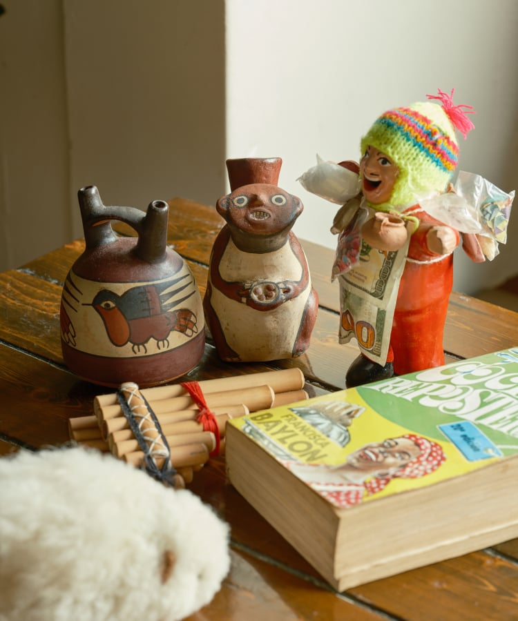 テーブルに並ぶ民芸品と本