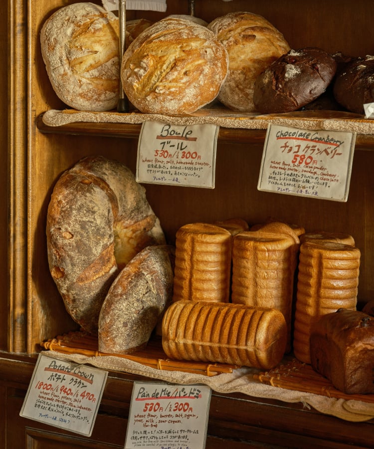 棚に並ぶカンパーニュやハードパン