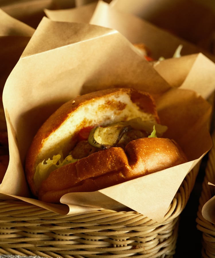 バスケットに入った惣菜サンドイッチ