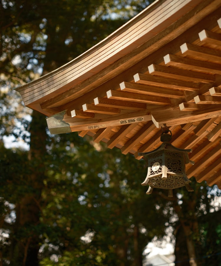 五所神社の軒と吊り灯籠