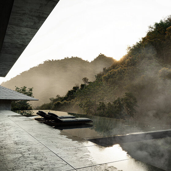 インフィニティプールと隣り合う、藤木川のせせらぎを感じる露天風呂