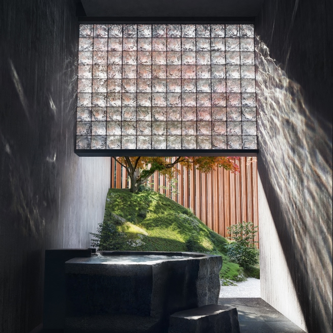 開放感と落ち着きを備えた、中庭に面する岩風呂