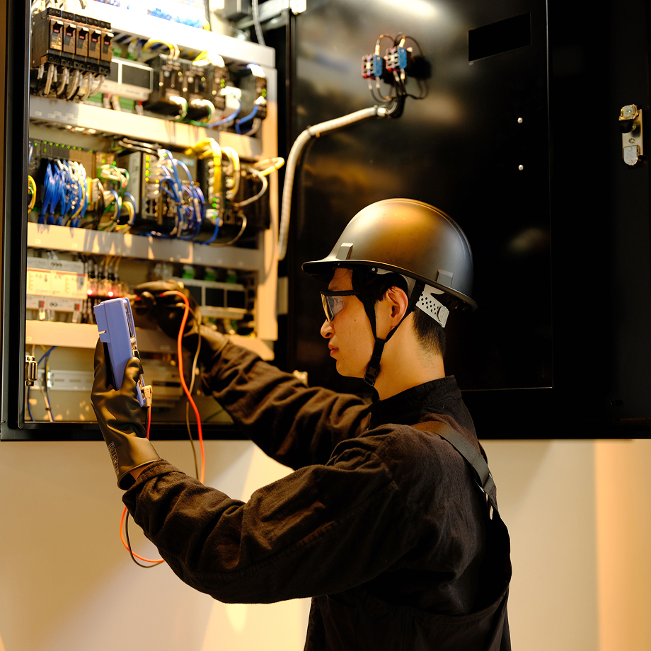 配電盤の施工作業を行う技能工
