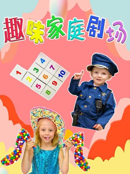 小女孩和妈妈一起去看电影