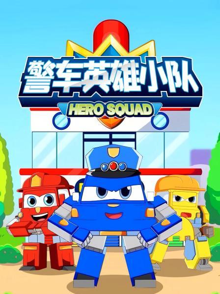 小狗和其他两个小朋友一起玩滑滑梯，不料被摔断了手心疼！